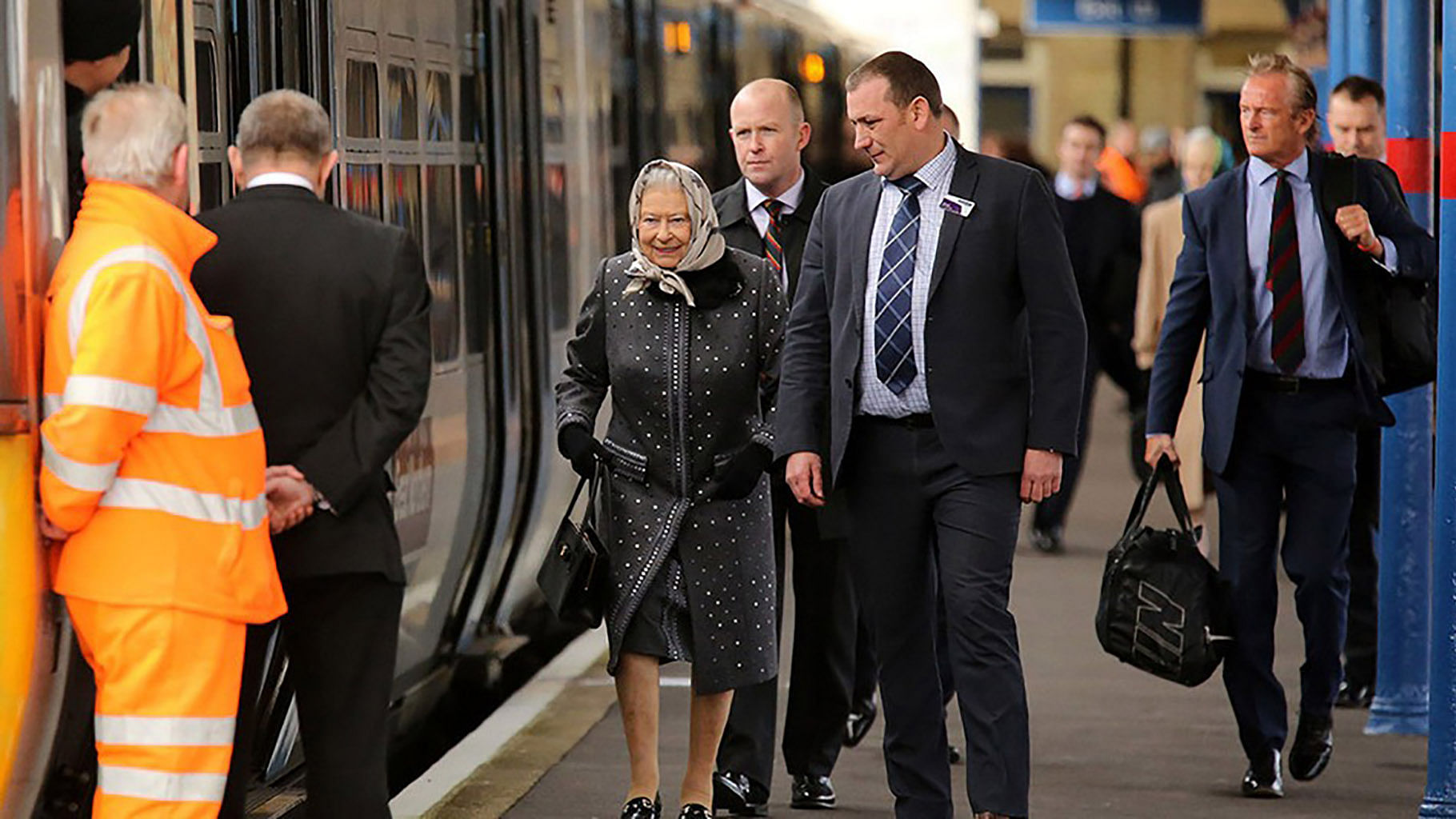 Queen Elizabeth II being escorted by the station manager. (Photo: <a href="https://twitter.com/Telegraph/status/696937097836498948">Twitter</a>)