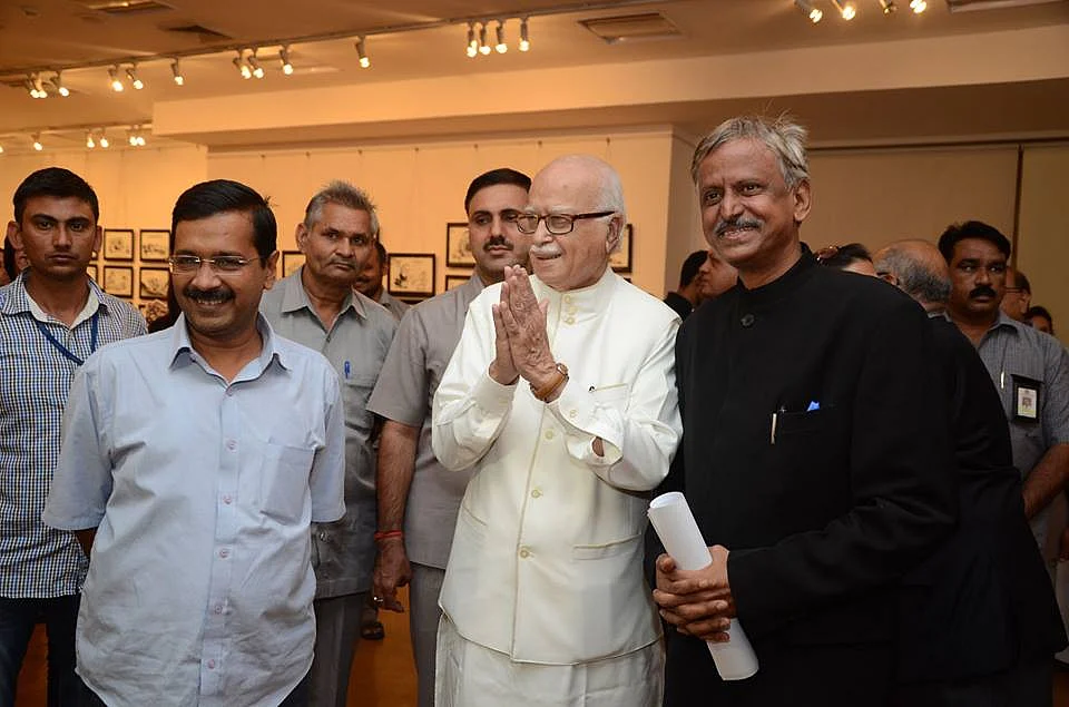 Arvind Kejriwal, LK Advani with Sudhir Tailang at the launch of his retrospective show in 2014 (Photo Courtesy: Gallery Art Alive)