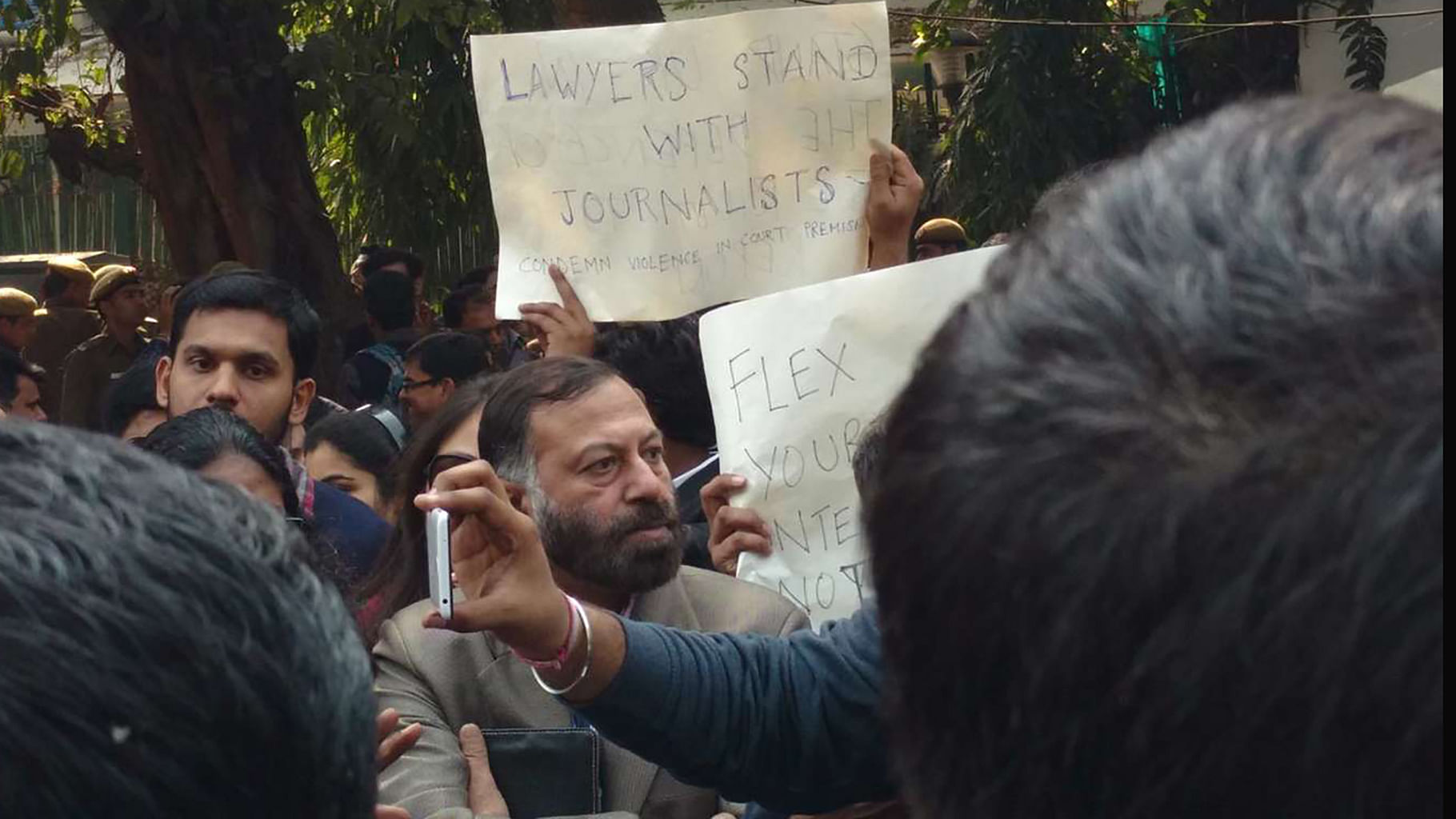 Lawyers join hands with journalists as they were stopped at Tilak Marg near the Supreme Court of India on Tuesday, 16 February. (Photo:<b> The Quint</b>)