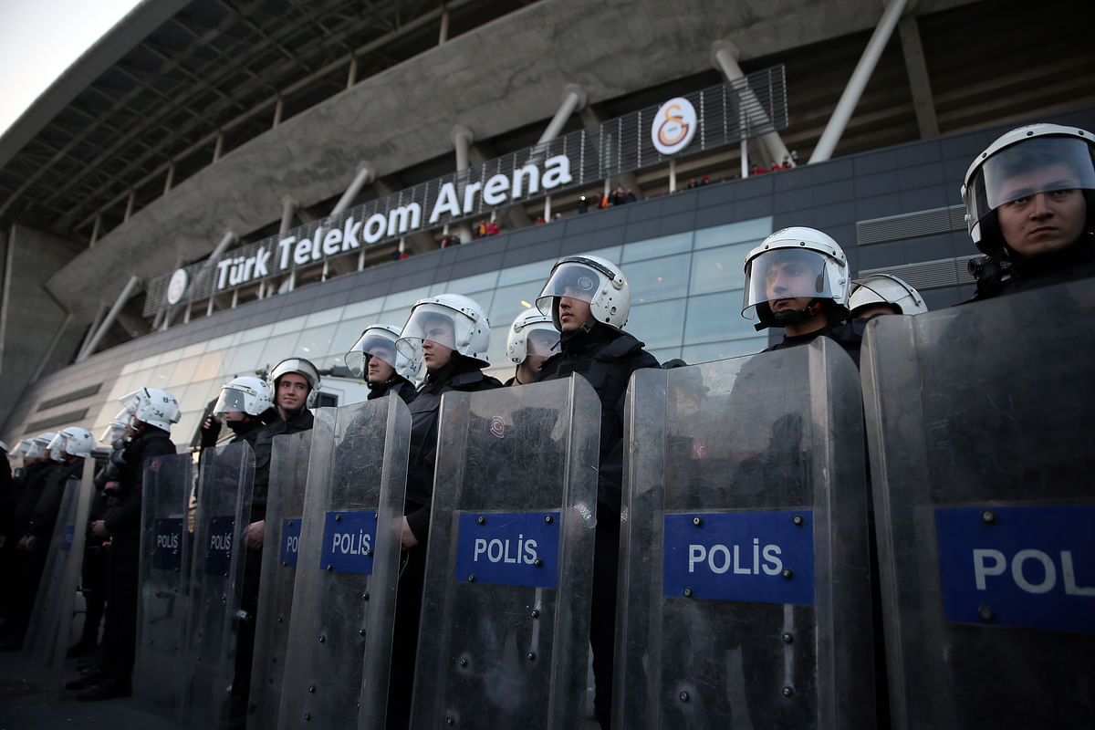 The top tier football match between Galatasaray-Fenerbahce was cancelled after unconfirmed reports of bomb threat
