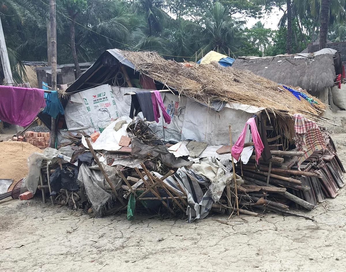 Anwar, with a host of 4-5 families, now live as squatters near their previous dwelling.(Photo: <b>The Quint</b>/Abhirup Dam)