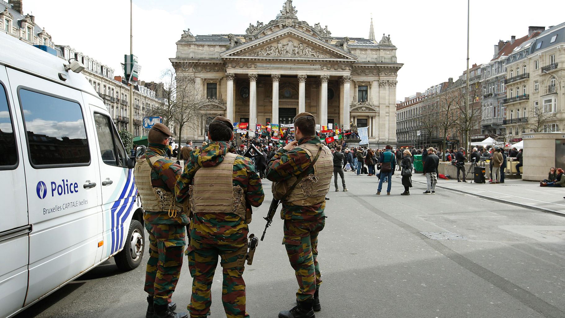 

Belgian soldiers stand guard next to one of the memorials to the victims of the recent Brussels attacks, at the Place de la Bourse in Brussels, March, 27, 2016. (Photo: AP)