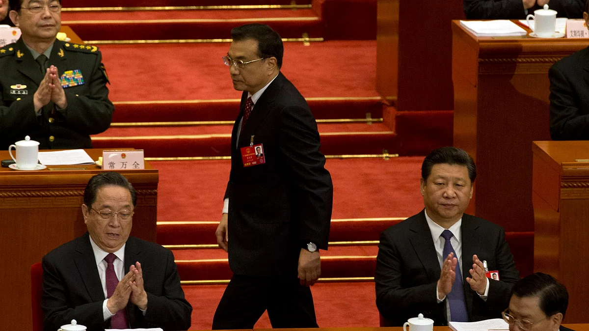 Chinese Premier Li Keqiang, center walks past Chinese President Xi Jinping, at right to deliver a work report for the opening session of the annual National People’s Congress in Beijing’s Great Hall of the People, 5 March 2016. (Photo: AP)