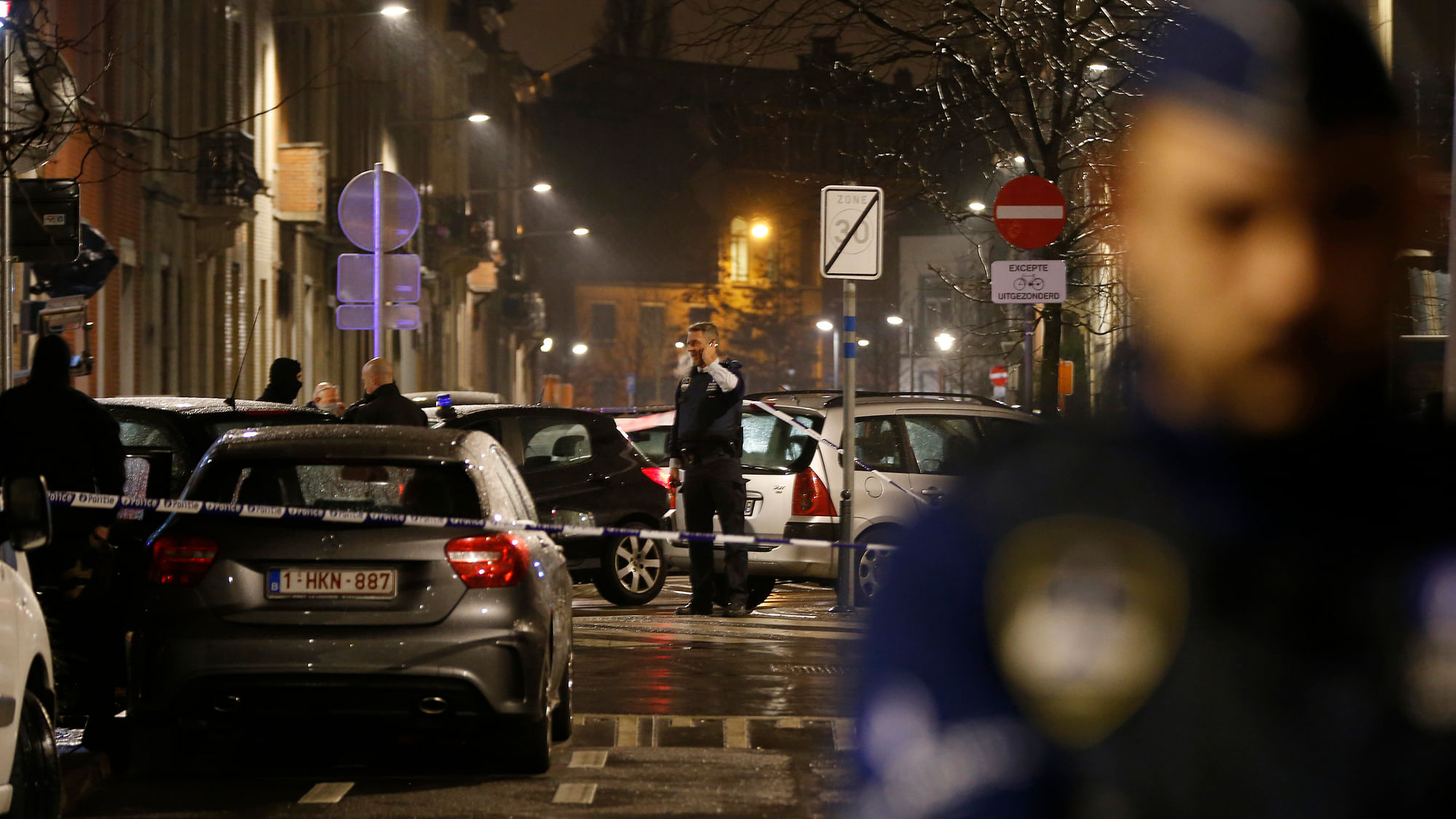 Police guard a checkpoint and man positions during a police raid in the suburb of Schaerbeek in Brussels, early Friday, 25 March 2016.(Photo: AP)