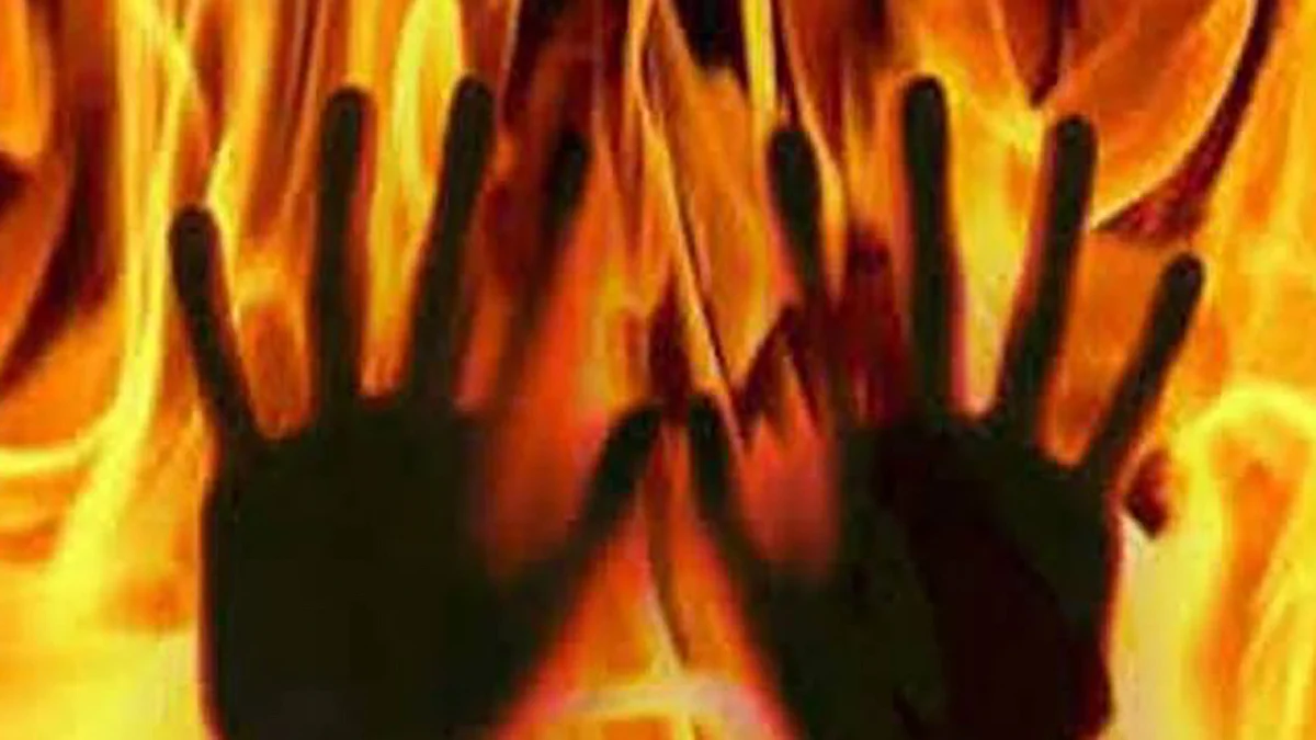 A woman was attacked, robbed of her jewels and burned to death in her provision shop by robbers near Coimbatore in the early hours of Saturday, 19 October.