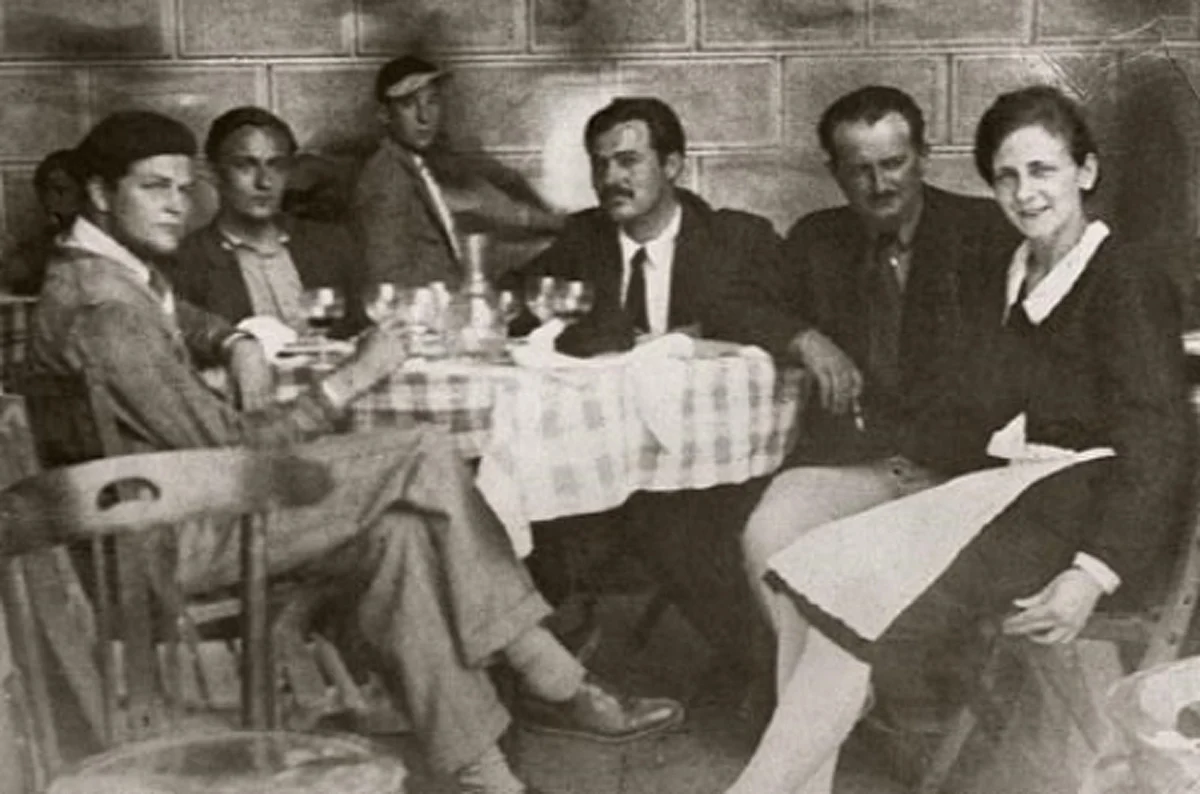 Hemingway and the circle of ex-pat friends he later immortalised in <i>The Sun Also Rises</i>; Hemingway is in the centre. (Photo Courtesy:<a href="http://hemingwaysparis.blogspot.in/2011/10/some-more-paris-cafe-scenes.html"> hemingwaysparis.blogspot.in</a>)