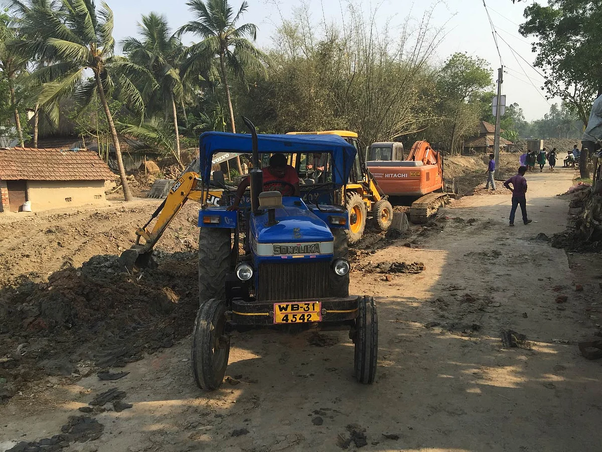 Road laying is still on in a few areas. (Photo: <b>The Quint</b>/Abhirup Dam)