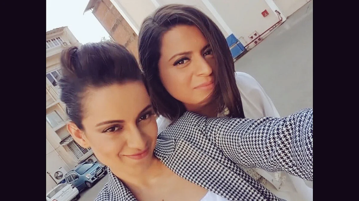 Kangana Ranaut takes a selfie with her sister Rangoli.