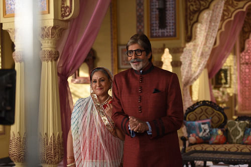 These behind-the-scenes pics of Jaya and Amitabh Bachchan from an ad-shoot are adorable.