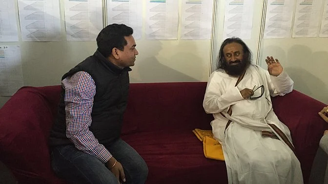 Kapil Mishra with Sri Sri Ravi Shankar. (Photo Courtesy: <a href="https://twitter.com/KapilMishraAAP">Twitter/@KapilMishraAAP</a>)