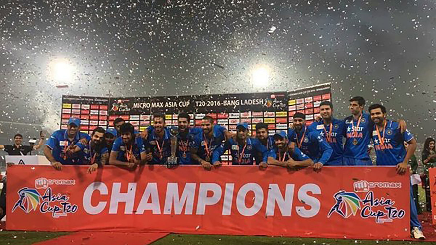 The champs of the Asia Cup: Team India. (Photo: <a href="https://twitter.com/agrawal_shreya/status/706563728439808000">Twitter</a>)