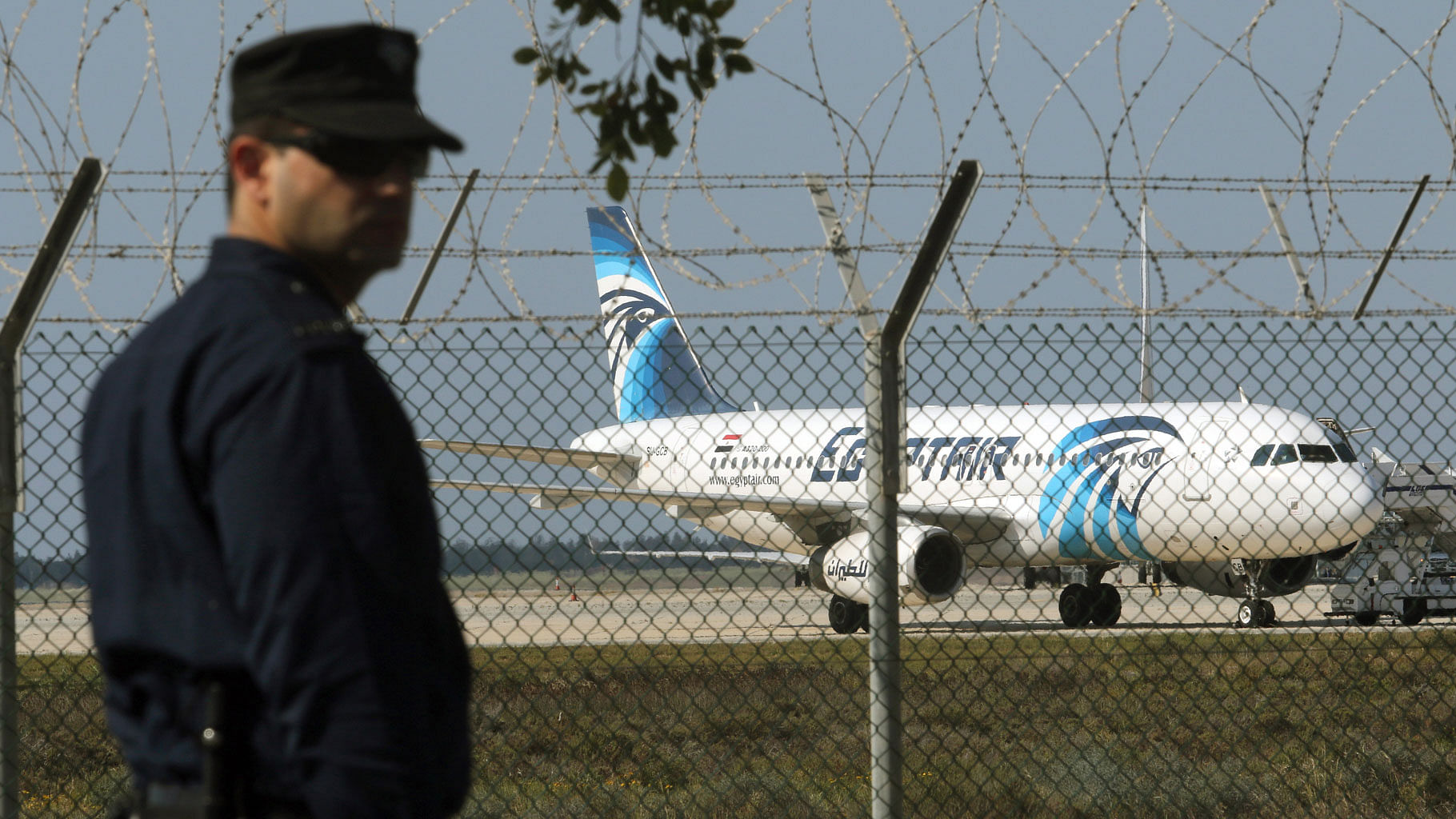 A policeman stands guard at Larnaca Airport near a hijacked EgyptAir A320 on Tuesday, 29 March  2016. (Photo: Reuters)