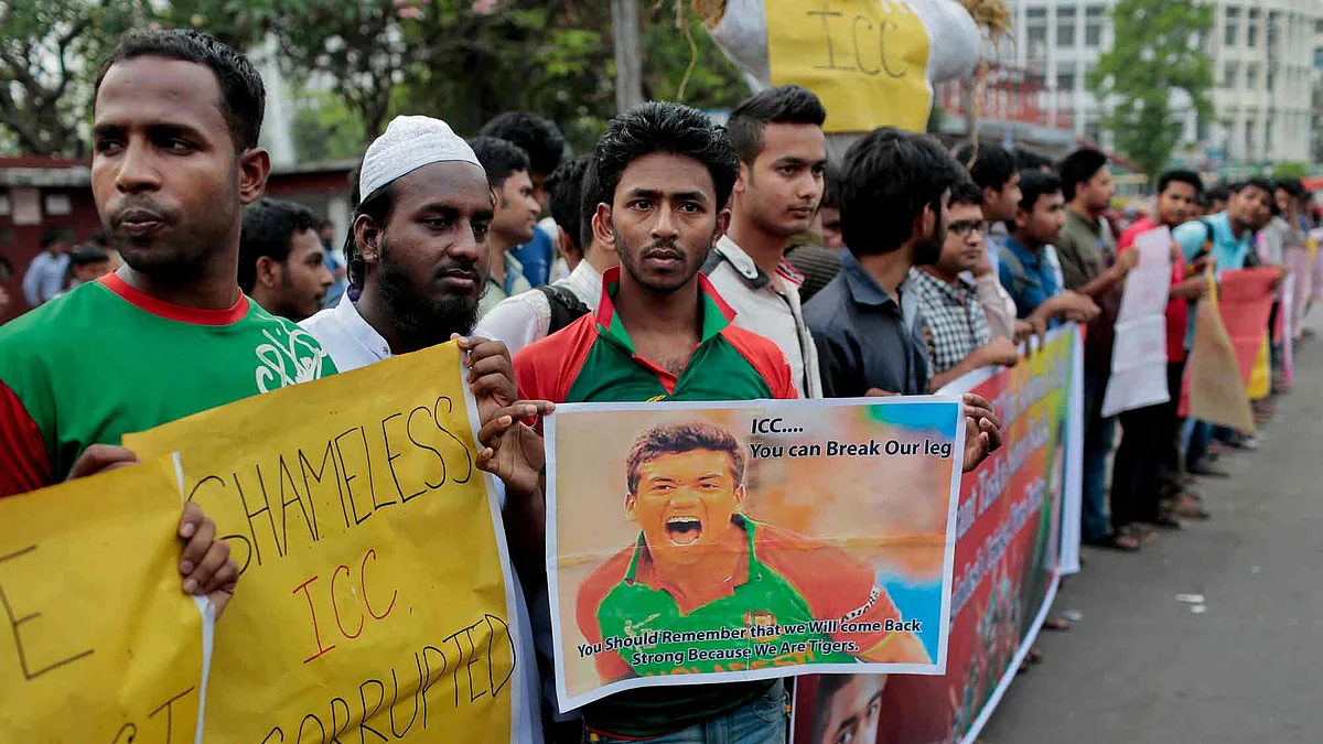 Fans protest against the suspension order against Bangladesh fast bowler Taskin Ahmed and Arafat Sunny in Dhaka, Bangladesh. (Photo: AP)