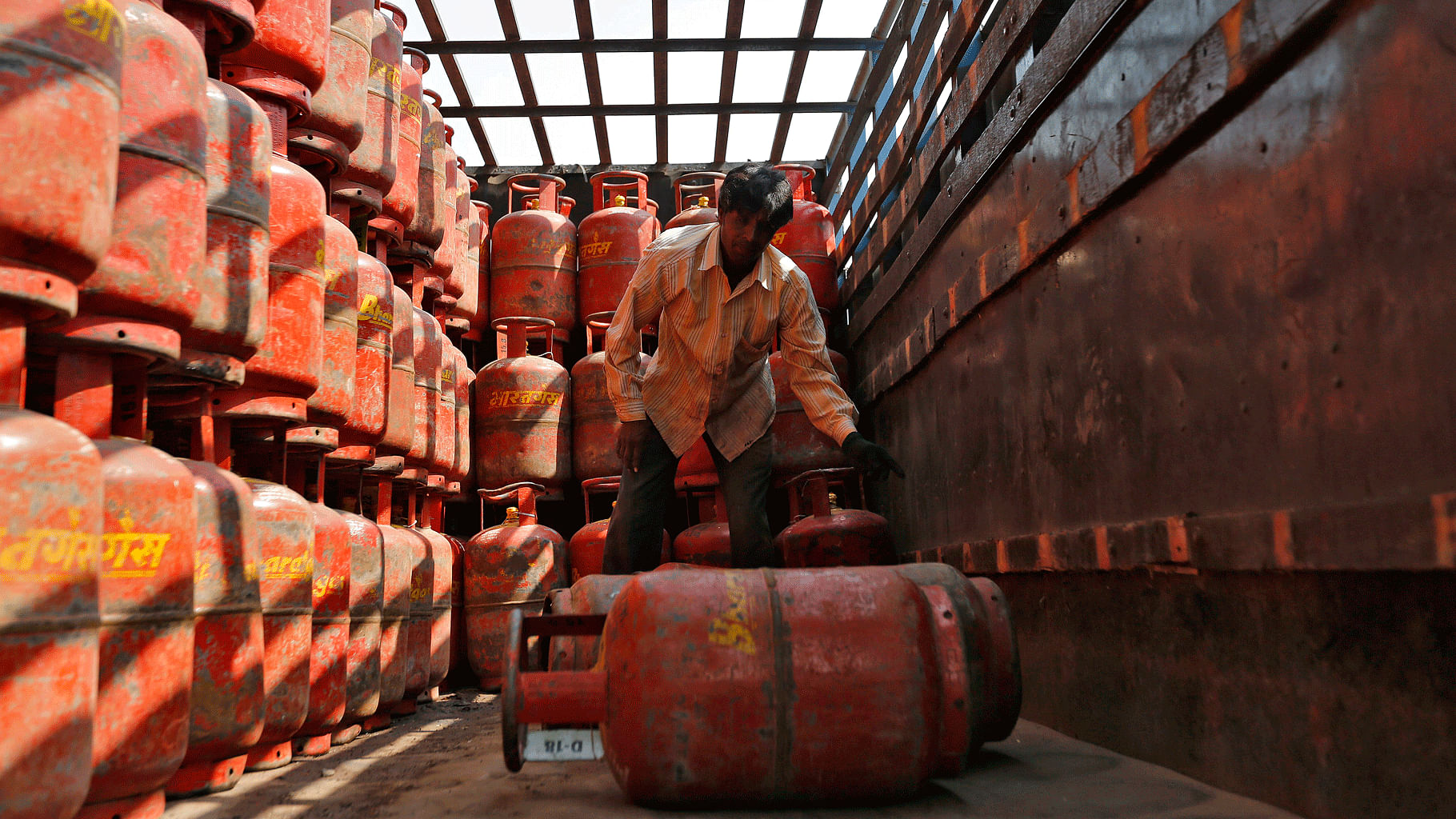 Oil companies are offering a discount of Rs 5 per LPG cylinder on booking and paying online. (Photo: Reuters)
