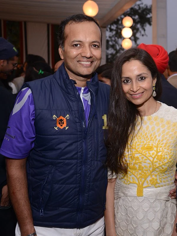 Naveen Jindal with his wife Shalu, Oswal’s daughter. (Photo: <a href="https://twitter.com/APOLOLIFE/status/671281476718174208">Twitter</a>)