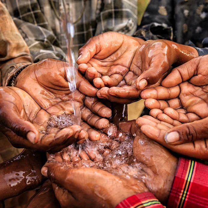 Poor Indian children asking for fresh water. (Photo: iStockphoto)
