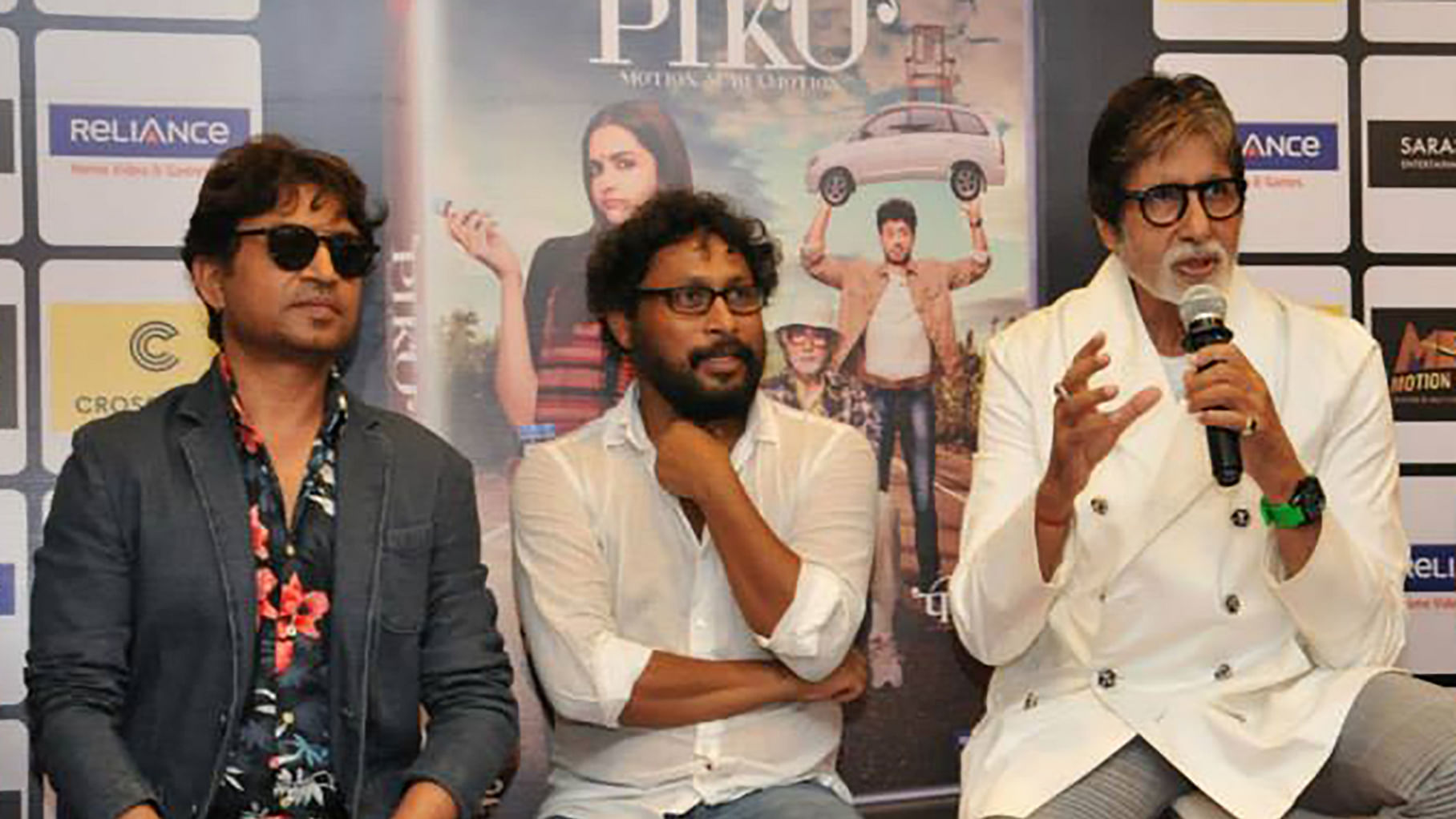 Piku director Shoojit Sircar with actors Irrfan Khan and Amitabh Bachchan. (Photo: <a href="https://www.facebook.com/Crosswordbookstores/photos/a.10153453472269085.1073741893.178693784084/10153453472524085/?type=3&amp;theater">Facebook</a>)