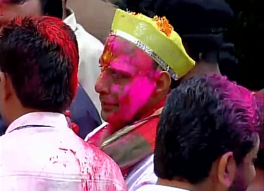 Holi 2016  was a riot of colours! Watch how the politicians enjoyed the day.