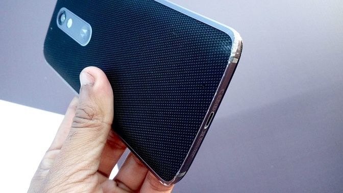 The 5.4-inch display of the Moto X Force is breakable but doesn’t crack so easily.