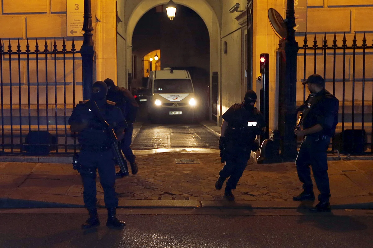A police van believed to be transporting Moroccan Ayoub el Khazzani leaves the courthouse in Paris, France, August 26, 2015. (Photo: Reuters)