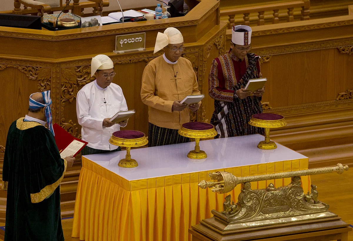 Htin Kyaw, second right, takes oaths as Myanmar’s new president during a sworn-in ceremony in Myanmar’s parliament in Naypyitaw, Myanmar, Wednesday, 30 March 2016. (Photo: AP)