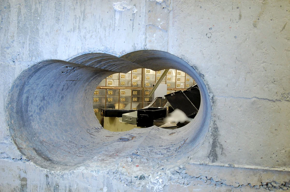 The hole that robbers drilled through the concrete vault during the Hatton Garden heist in London, Britain. (Photo: Reuters)