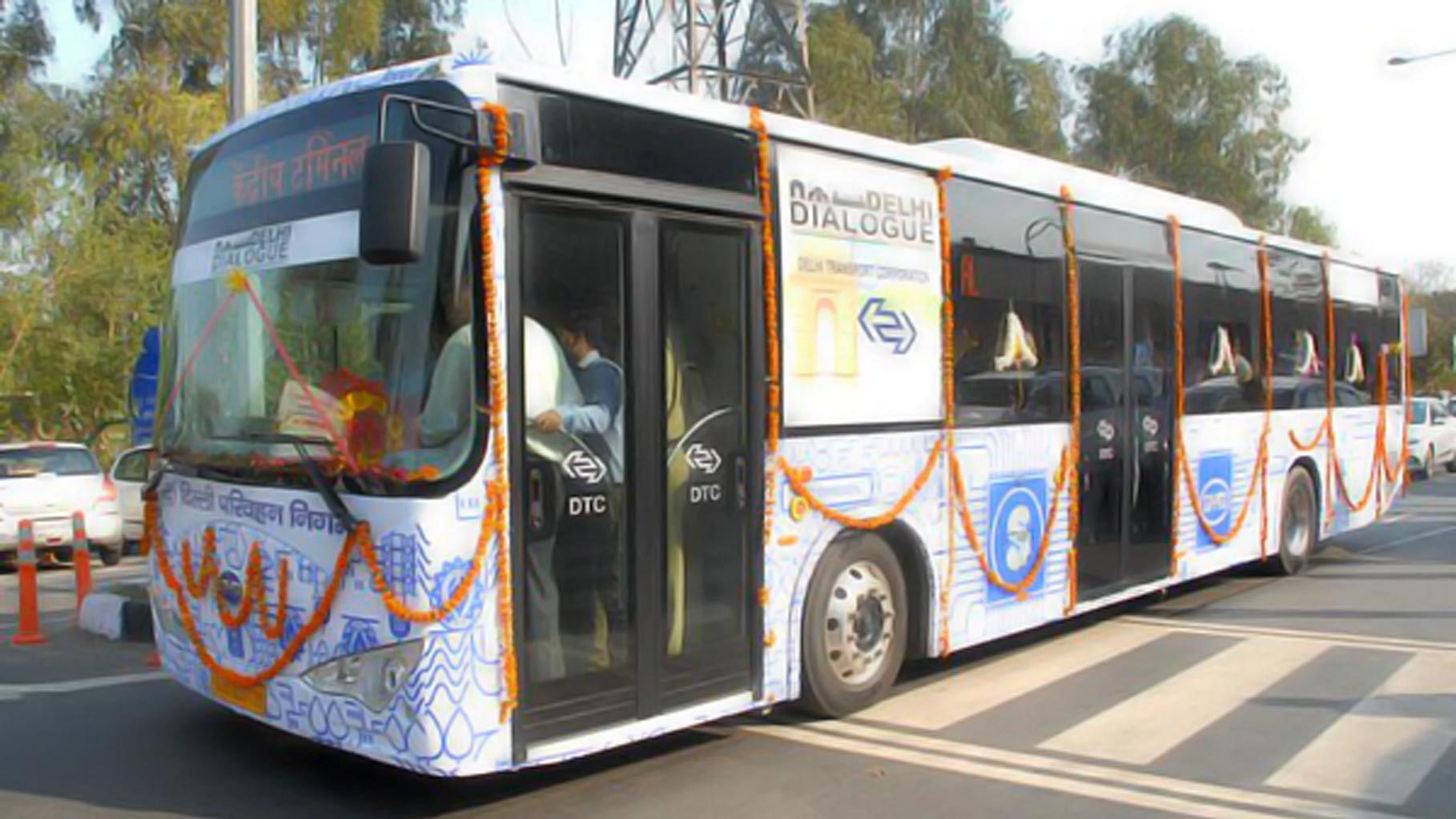Delhi gets India’s first electric bus. (Photo courtesy: <a href="https://twitter.com/ashu3page/status/707933754413592576/photo/1">Twitter/@ashu3page</a>)