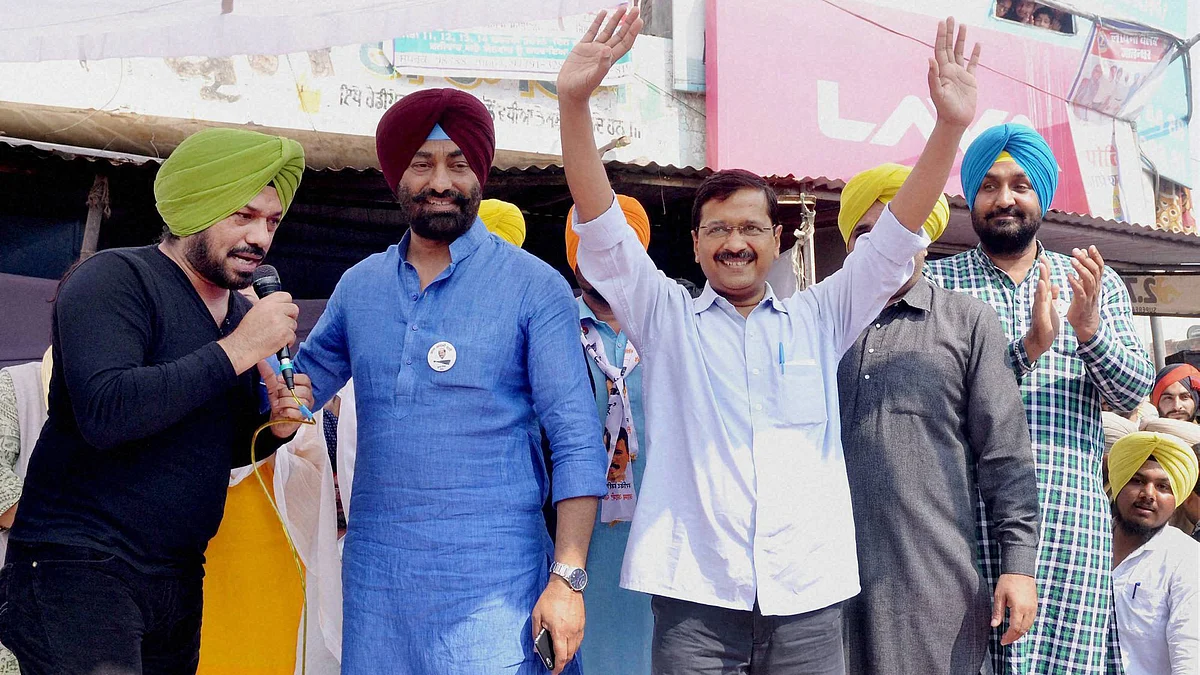 Delhi Chief Minister Arvind Kejriwal with Comedian Gurpreet Ghuggi at a rally in Dhilwan Kapurthala, 28 February 2016. (Photo: PTI)