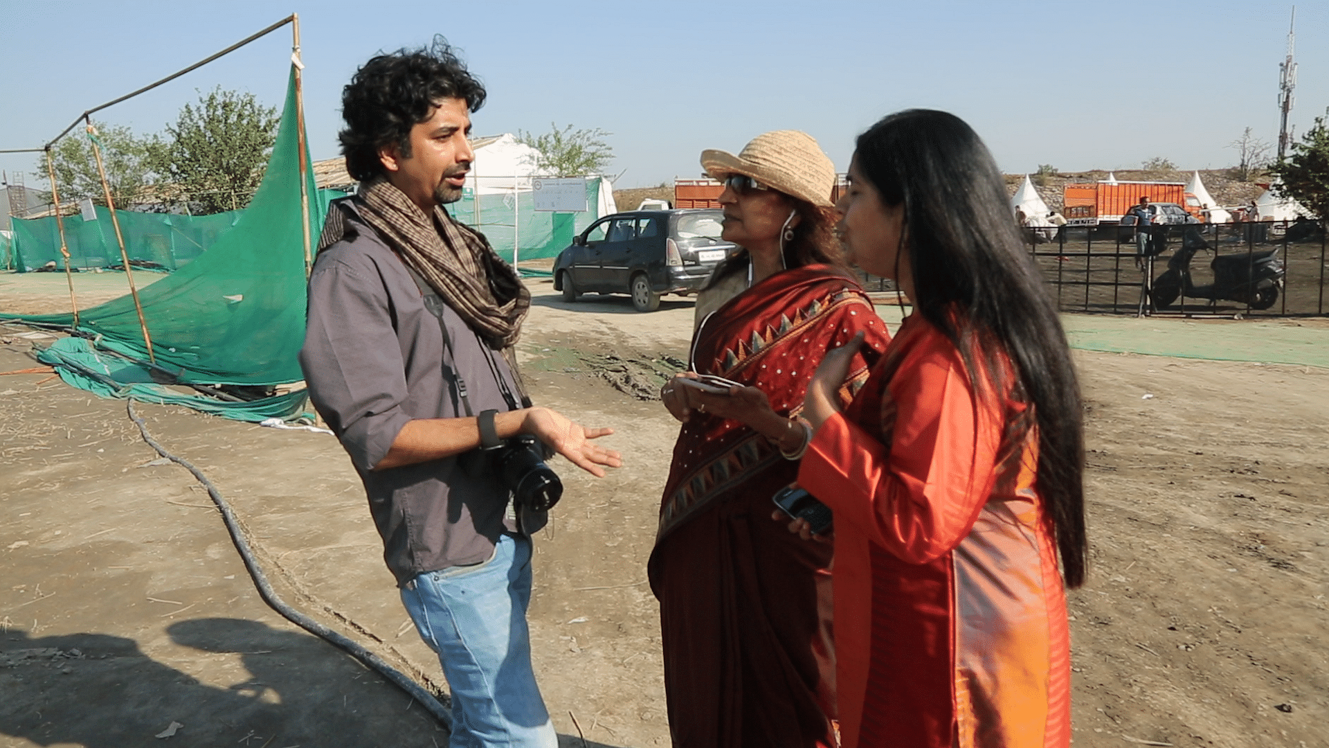 Art of Living volunteers arguing with activist Vimlendu Jha (left) at the site of the World Culture Festival on Monday. (Photo: <b>The Quint</b>)