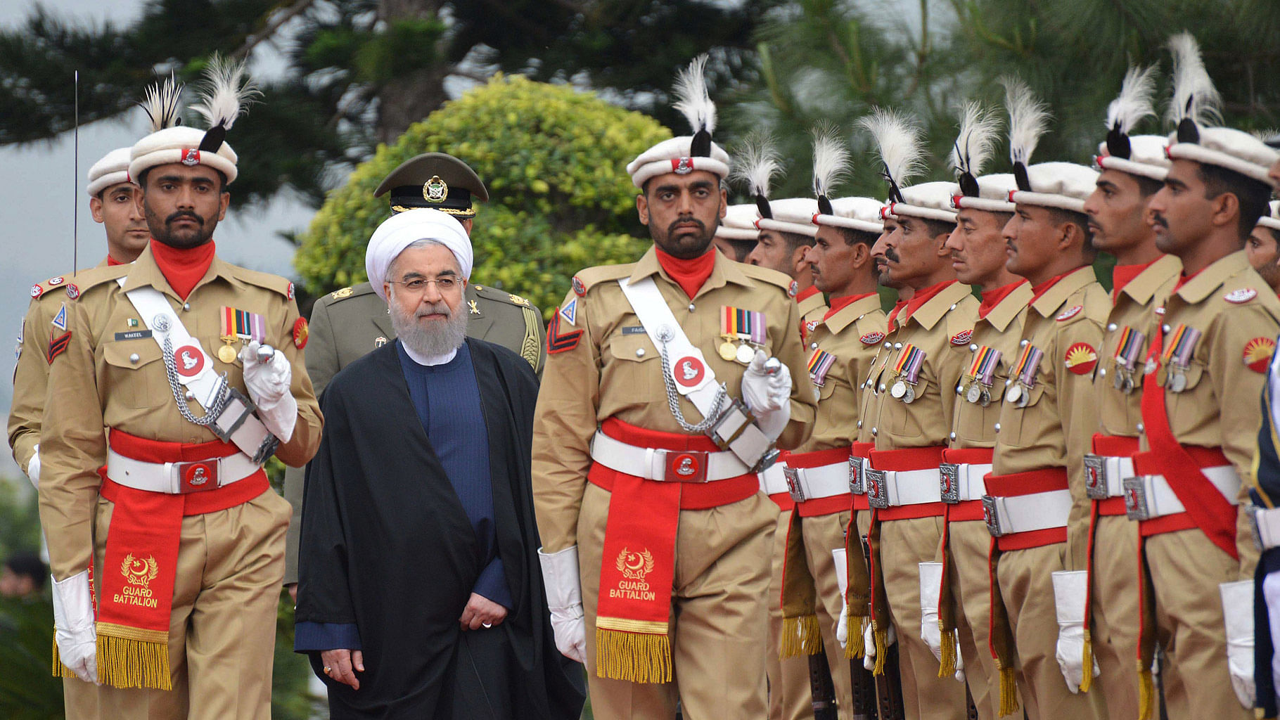 

Iranian President Hassan Rouhani, second from left, reviews the guard of honour in Islamabad, Pakistan, March 25, 2016. (Photo: AP)