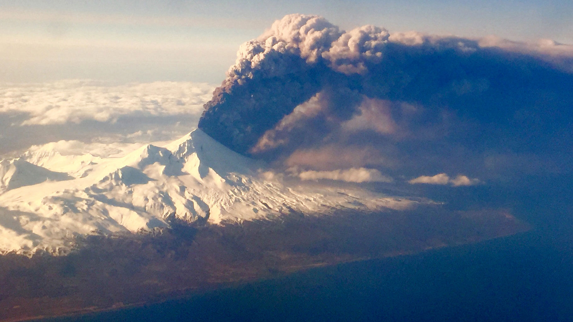 Pavlof Volcano, one of Alaska’s most active volcanoes, erupts, sending a plume of volcanic ash into the air .Pavlof Volcano is 625 miles southwest of Anchorage on the Alaska Peninsula, the finger of land that sticks out from mainland Alaska toward the Aleutian Islands. (Photo:AP)