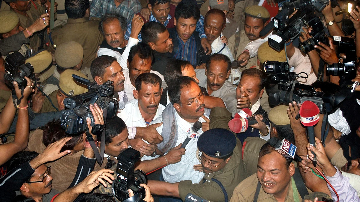 Arabinda Rajkhowa (with spectacles), chief of the banned United Liberation Front of Assam (ULFA), is taken to a court in Guwahati, 5 December 2009. (Photo: Reuters)