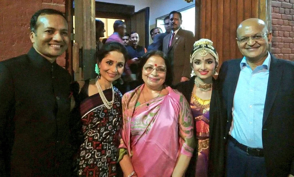 Abhey Oswal (extreme right), Naveen Jindal (extreme left) and other family members.(Photo: <a href="https://twitter.com/MPNaveenJindal/status/702550290398973952">Twitter</a>)