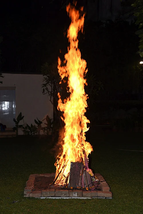 <i>Holika Dahan</i> at the Bachchan’s Prateeksha home (Photo courtesy: srbachchan.tumblr.com)