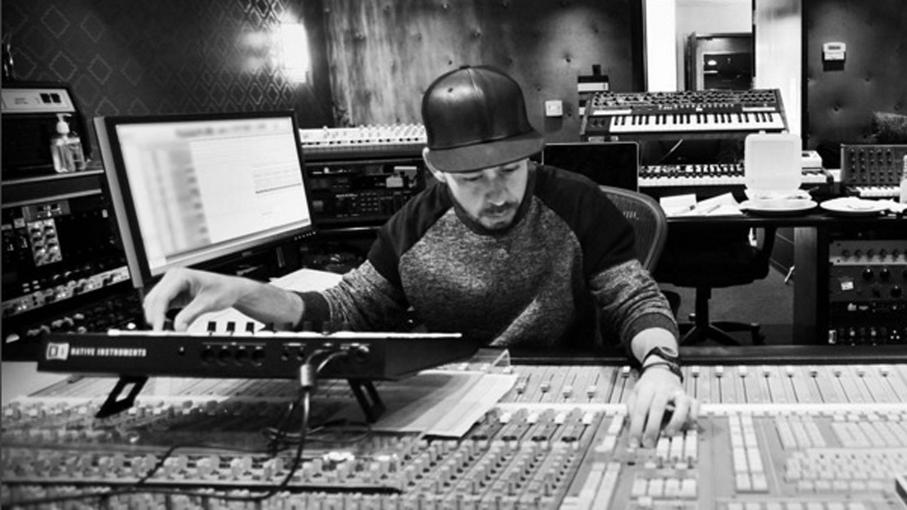 Linkin Park’s Mike Shinoda behind the boards (Photo: <a href="https://www.instagram.com/p/BBtAtVZi4W1/?taken-by=linkinpark">instagram</a>)