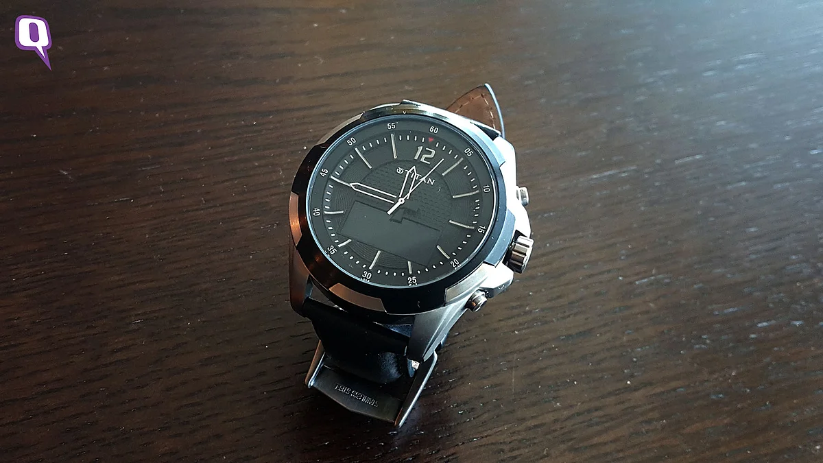 Titan Juxt comes with an OLED display. (Photo: <b>The Quint</b>)