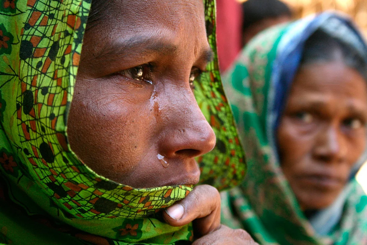 Farida Bibi (left), the elder sister of 17-year-old boy Sheik Sailm who died in political clashes, cries in Nandigram, about 150 km north of Kolkata, 8 January 2007. (Photo: Reuters)