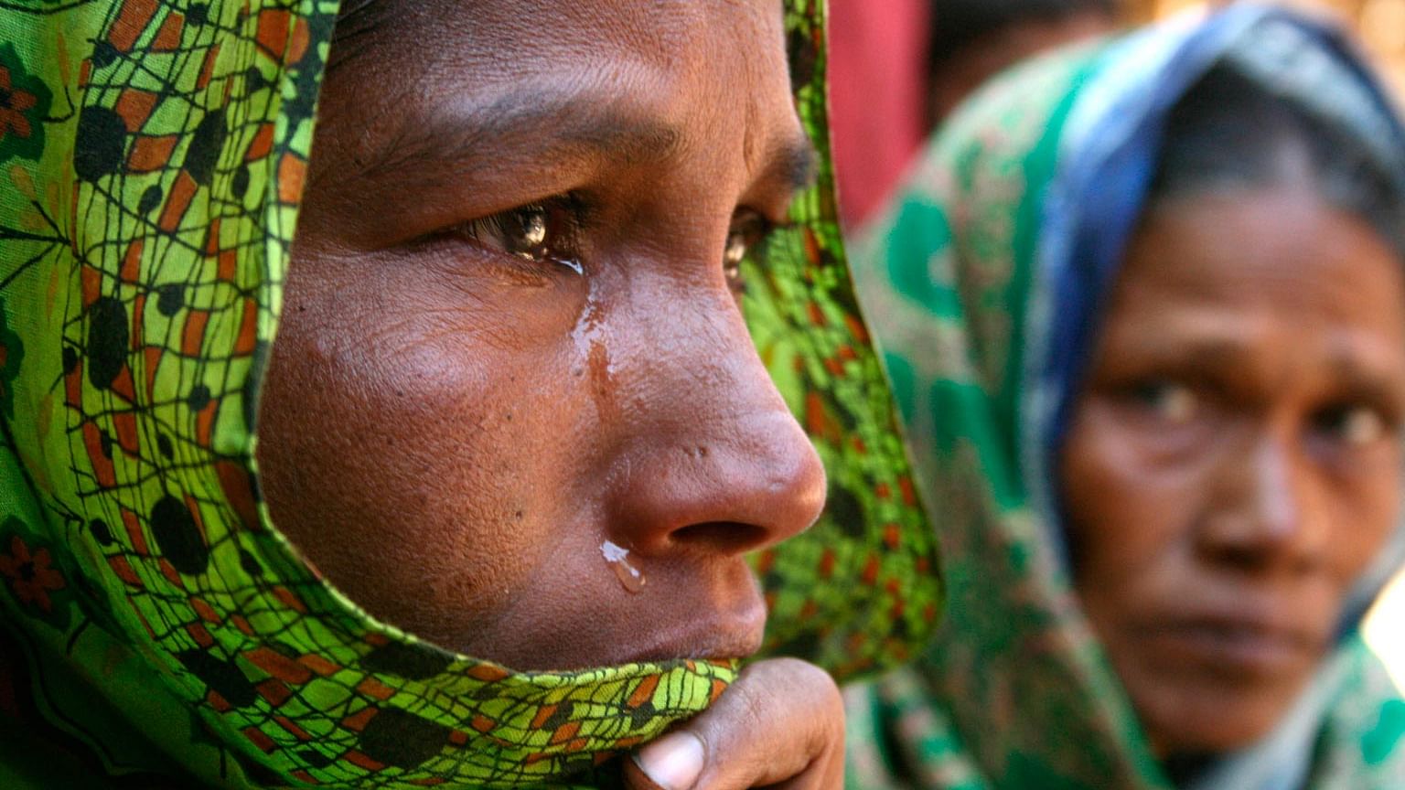 Farida Bibi (left), the elder sister of 17-year-old boy Sheik Sailm who died in political clashes, cries in Nandigram, about 150 km (93 miles) north of Kolkata, 8 January 2007. (Photo: Reuters)