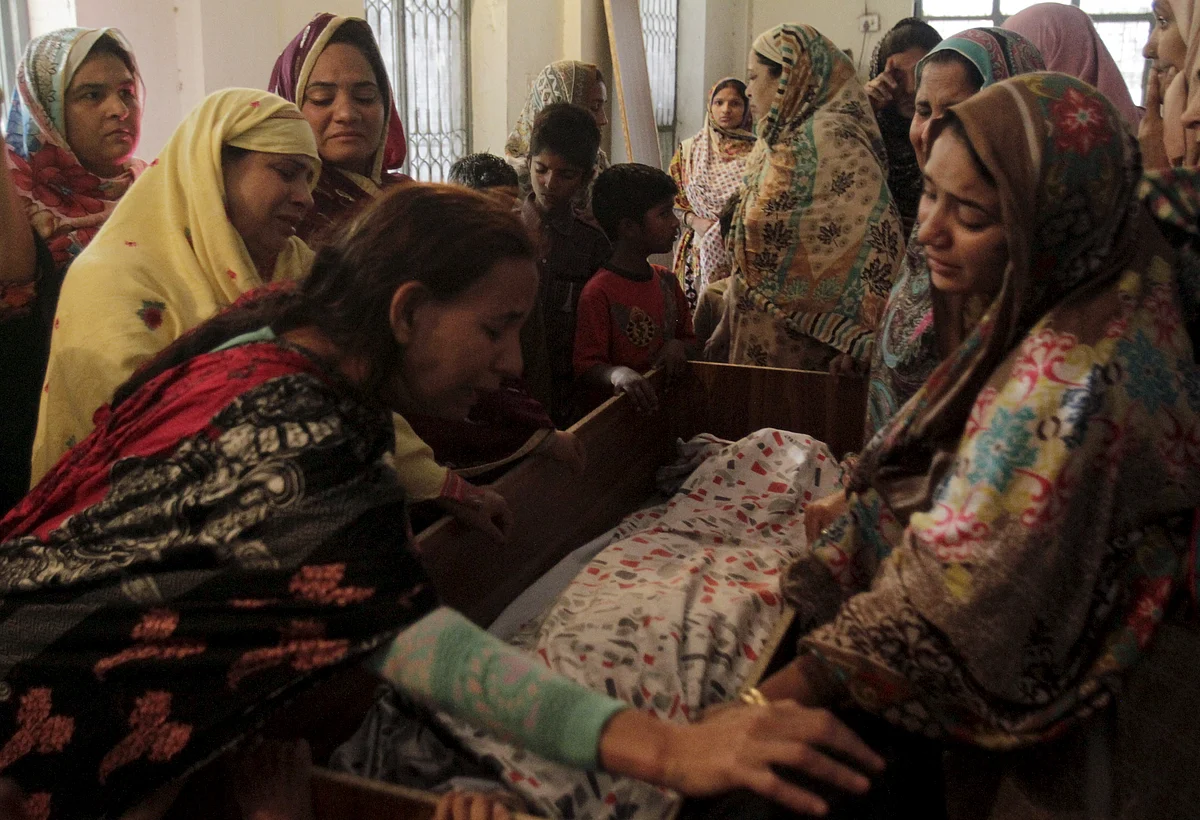 Families crying over coffins. Lahore in mourning for three days after blast killed more than 70 people. (Photo: Reuters/Mohsin Raza)