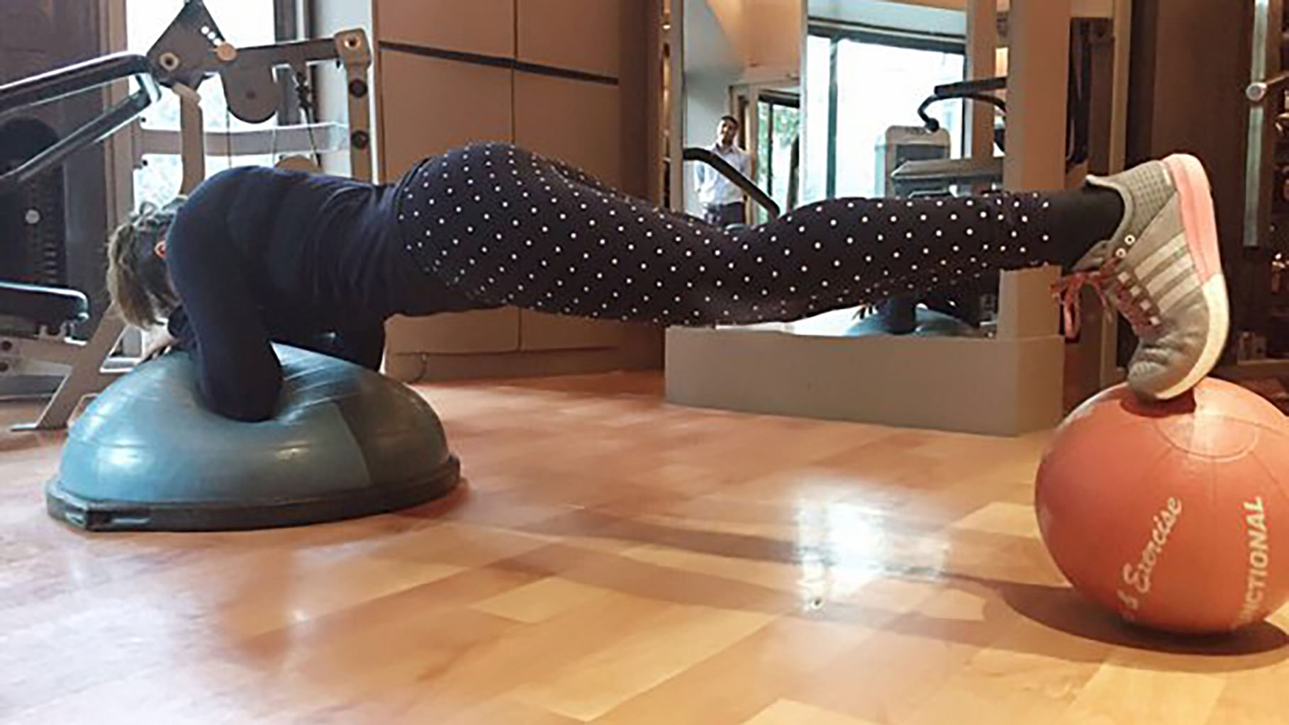 Sunny Leone accepted the ‘Plank off’ challenge. (Photo: <a href="https://twitter.com/SunnyLeone/status/705250002155630592">Twitter</a>)