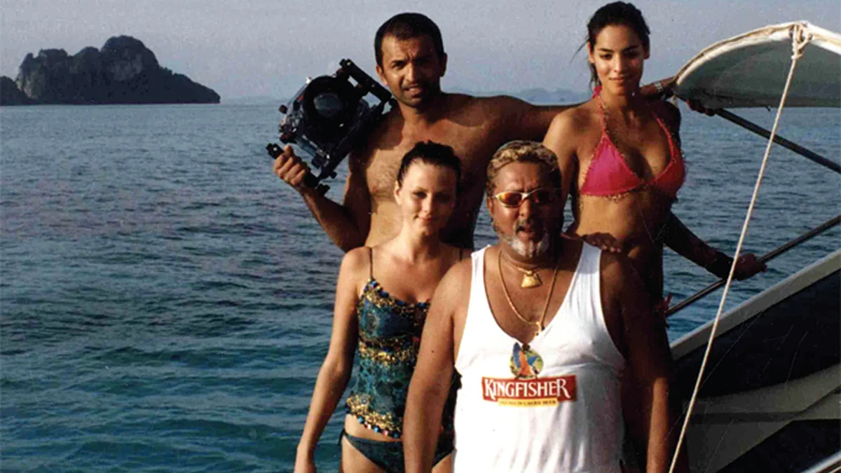 Vijay Mallya with Kingfisher calendar girls. (Photo Courtesy: <i>Indian Express</i> Archive)