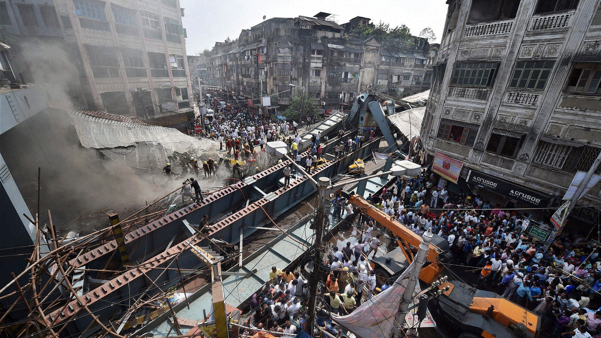Locals and rescue workers clear the rubbles of a partially collapsed overpass in Kolkata, Thursday, March 31, 2016. (Photo: AP)