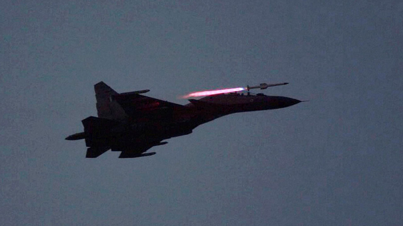  A Sukhoi 30 during the ‘Exercise Iron Fist’ show in  Pokhran on Friday. (Photo: PTI)
