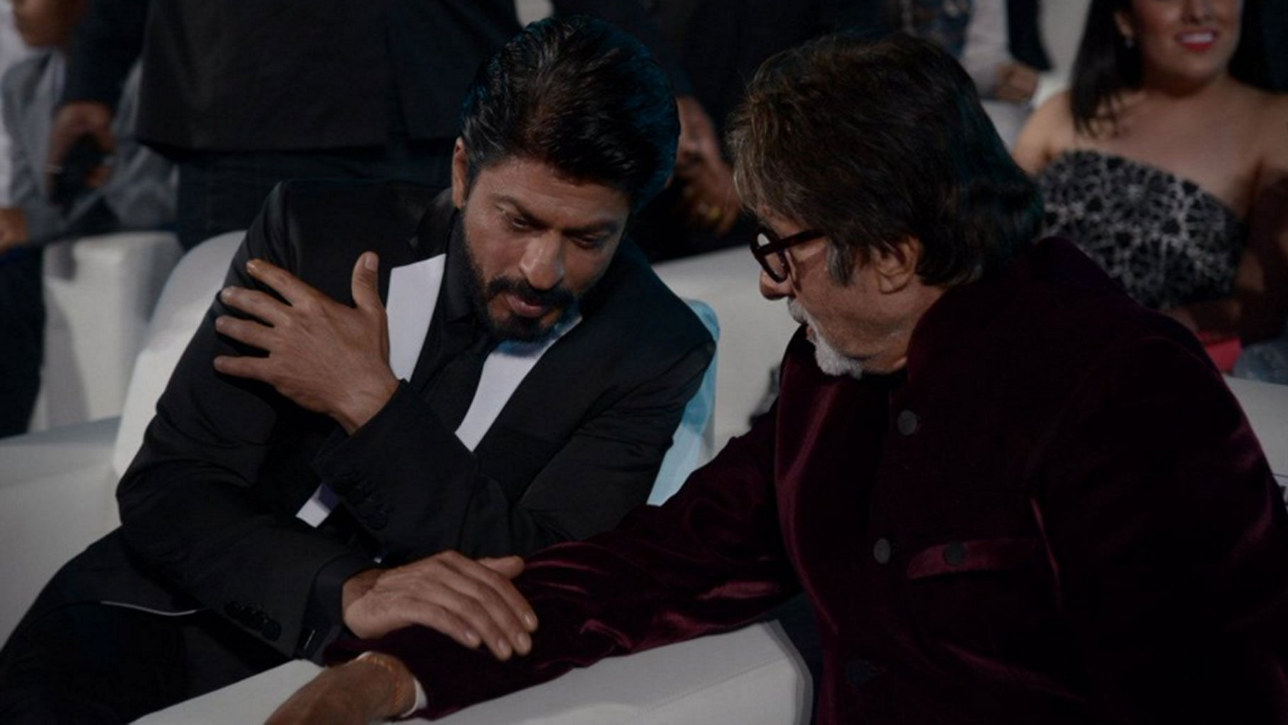 SRK and Amitabh Bachchan at a recent award function (Photo: Twitter)
