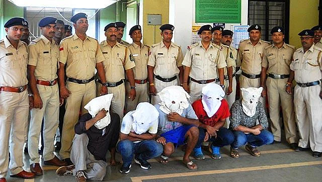 United we stand in giving ladies more than a
hand. (Alleged rapists in police custody)(Photo Courtesy: <a href="http://www.hindustantimes.com/">hindustantimes</a>)