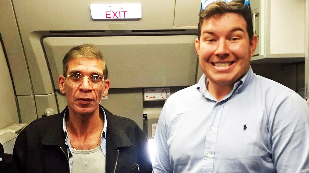 A 26-year-old Briton (right) took this interesting photo with the EgyptAir hijacker, Seif Eldin-Mustafa (left). (Photo: Twitter/<a href="https://twitter.com/Journo_Paul/status/714880281816219648">@Journo_Paul</a>)