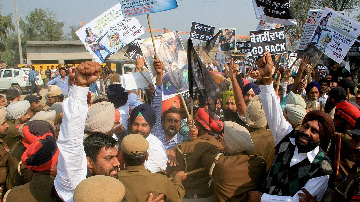 Activists of the Shiromani Akali Dal waving black flags at Delhi Chief Minister Arvind Kejriwal during his rally at village Paaka in Fazilka, Punjab, 26 February 2016. (Photo: PTI)