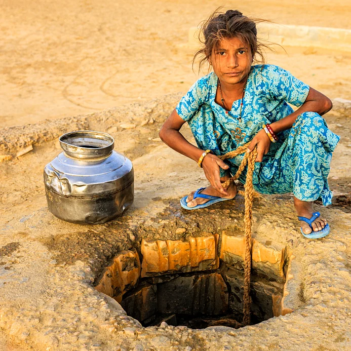 Indian young girl drawing water from a well, Rajasthan. (Photo: iStock)