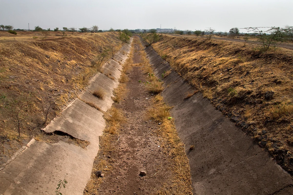 A dried canal at Sohale village, Mohol taluka, Solapur district in Maharashtra, made for carrying water to remote villages from the Ujjani dam. (Photo courtesy: Subrata Biswas/Greenpeace)