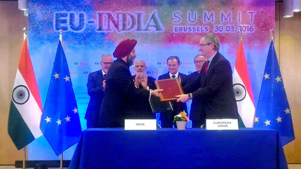 European Investment Banks signs loan agreement for Lucknow metro on Wednesday, 30 March 2016. (Photo Courtesy: <a href="https://twitter.com/MEAIndia/status/715209900335505410">Twitter.com/@MEAIndia</a>)